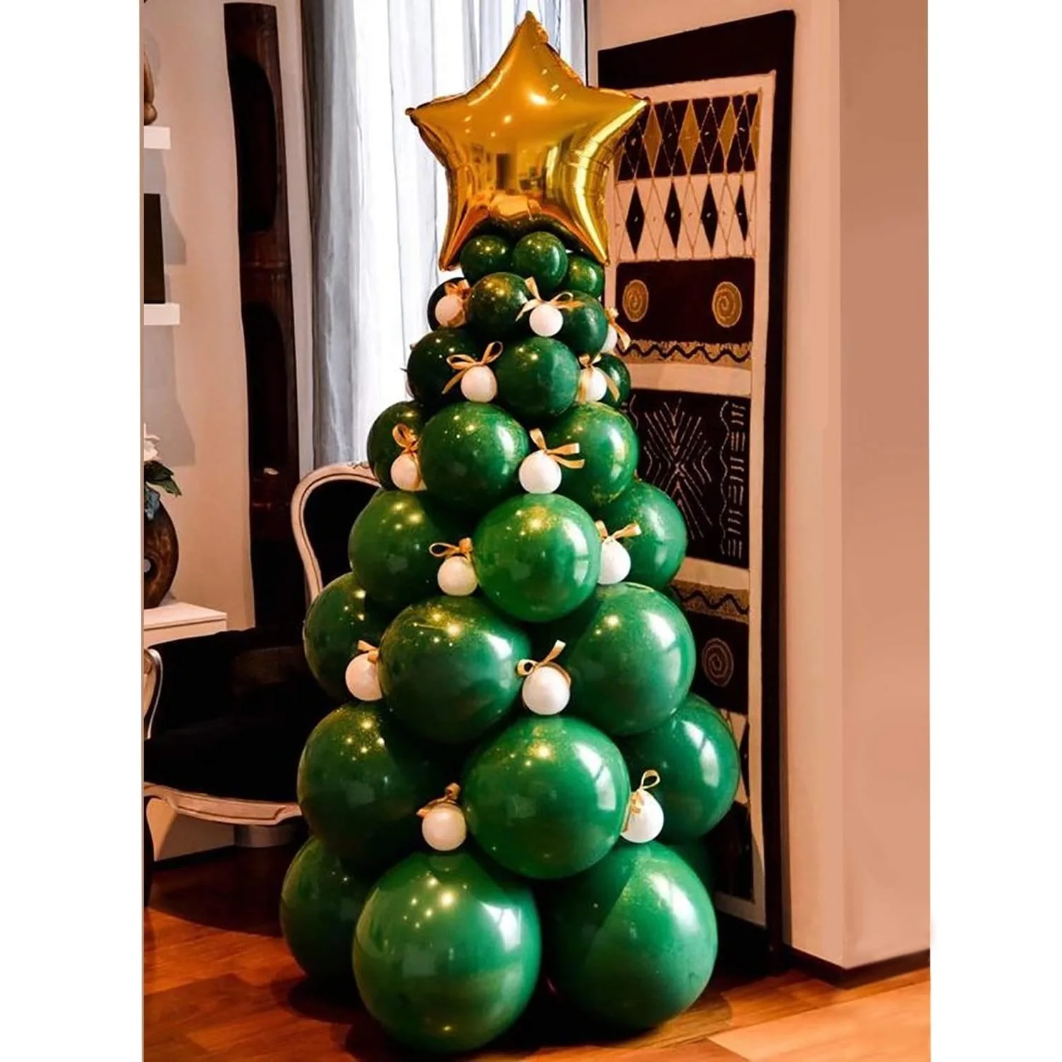 украшение елки воздушными шарами. елка из надувных шариков. украшение елки воздушными шарами. елка из надувных шаров. елка из воздушных шаров.