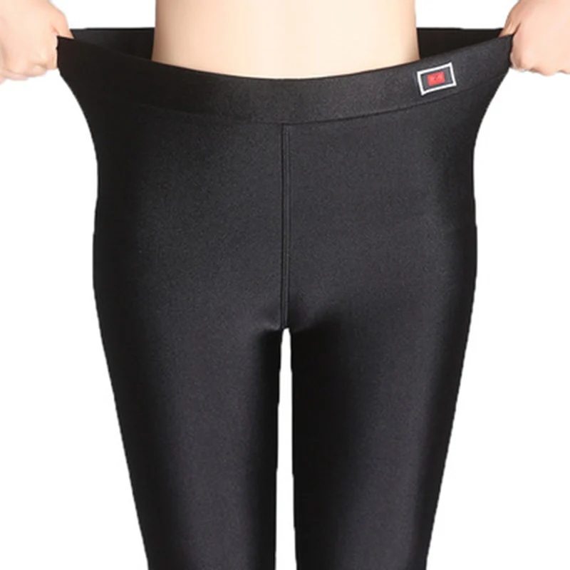 Женские зимние эластичные леггинсы черные глянцевые с флисовой подкладкой