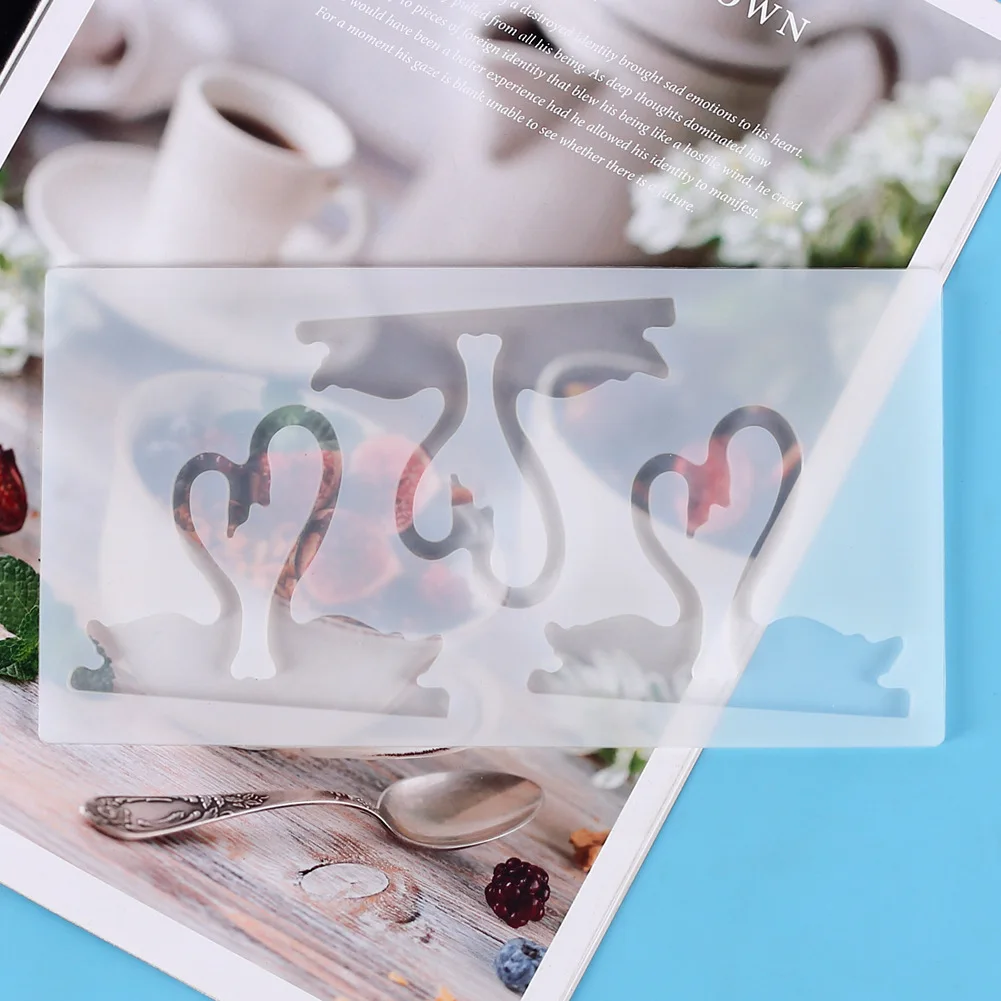 Силиконовая форма сделай сам с кристаллами из эпоксидной смолы и вставками в