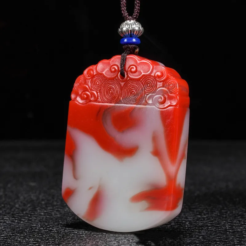 

Натуральная курица, кровь, ручная резьба, нефритовая подвеска Ping'an, модные ювелирные изделия из бутика для мужчин и женщин, цветное Нефритов...