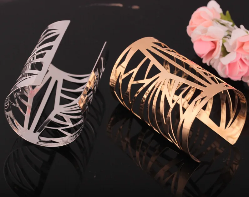 

Fashionable fashion bracelet exaggerates individual pattern hollow out bracelet