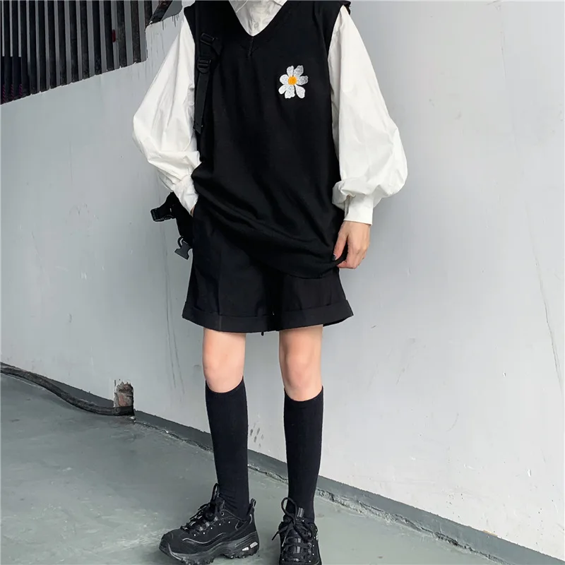 Женский трикотажный свитер без рукавов с цветочной вышивкой |