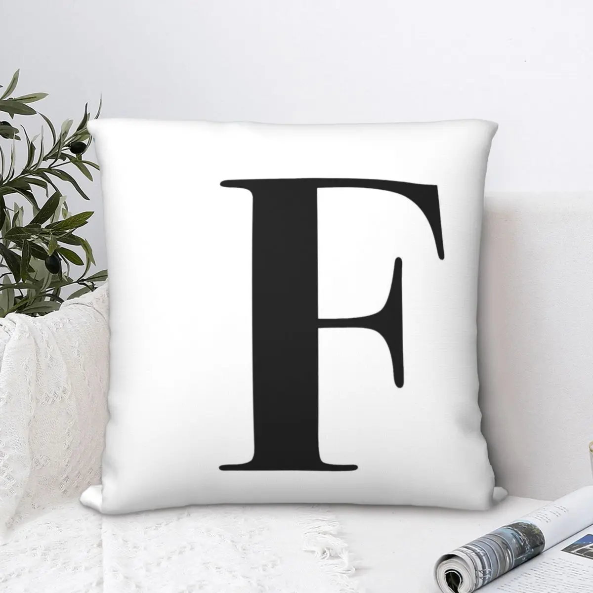 

Декоративная Подушка-чехол с буквой F и именем