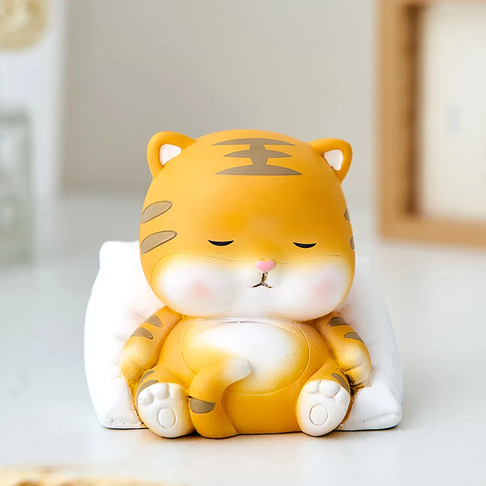 

Modern Creative Desktop Decoration Cute Cartoon Tiger Figurine Resin Embellishment Nordic Home Decoration Bedroom Office Decor