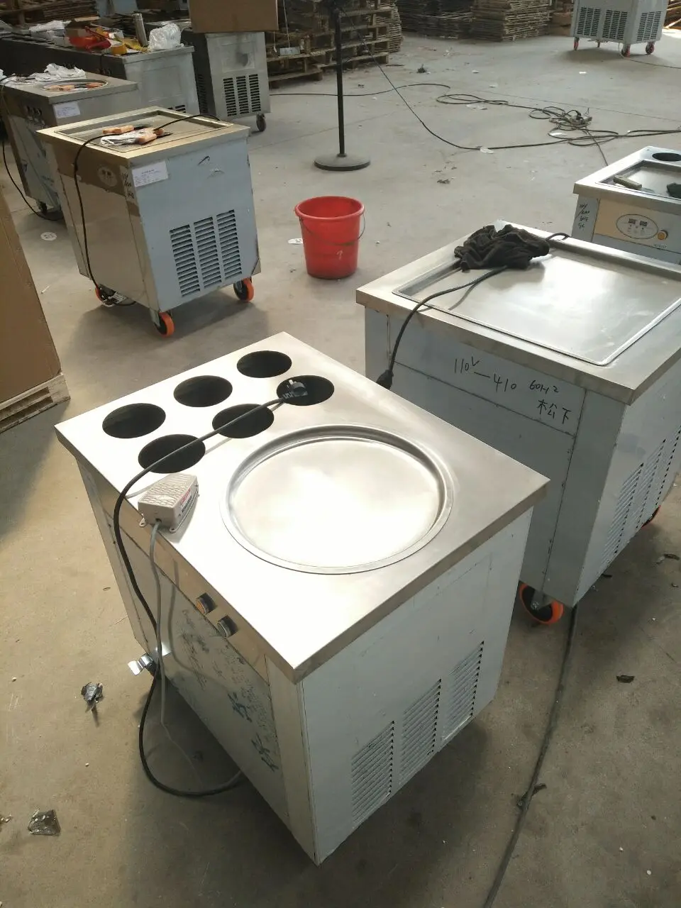Мобильная машина для жареного мороженого в рулонах Филиппин по заводской