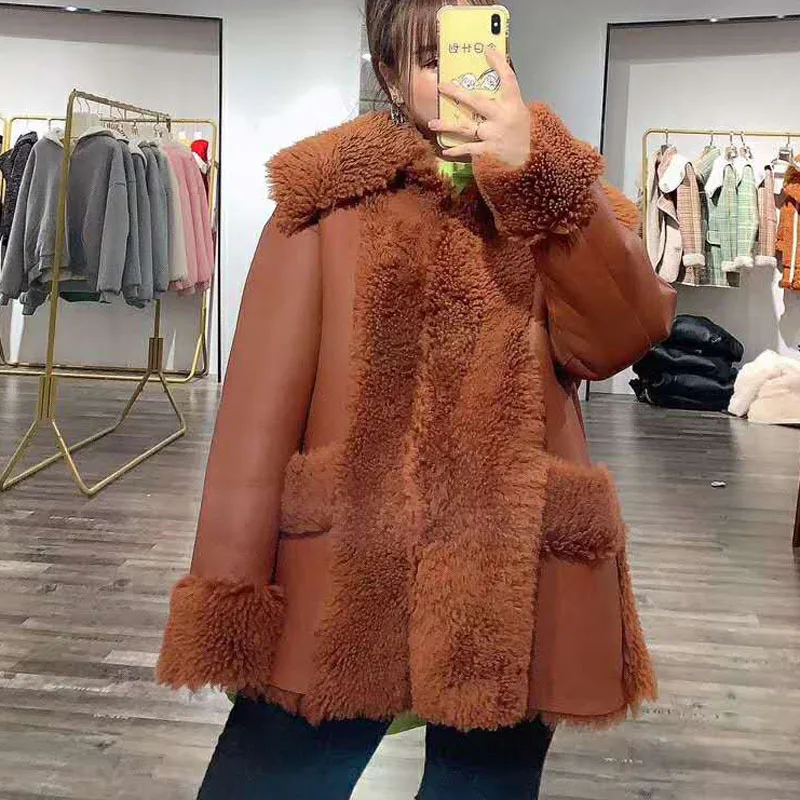 Женское теплое пальто из натуральной овечьей кожи однотонное с отложным