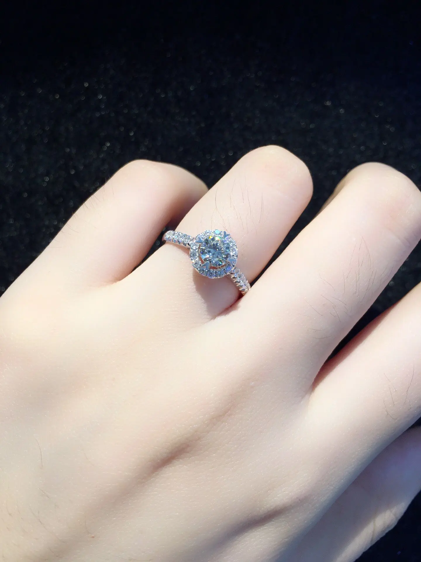 Кольцо из чистого золота 18 К с натуральным бриллиантом красивые драгоценные