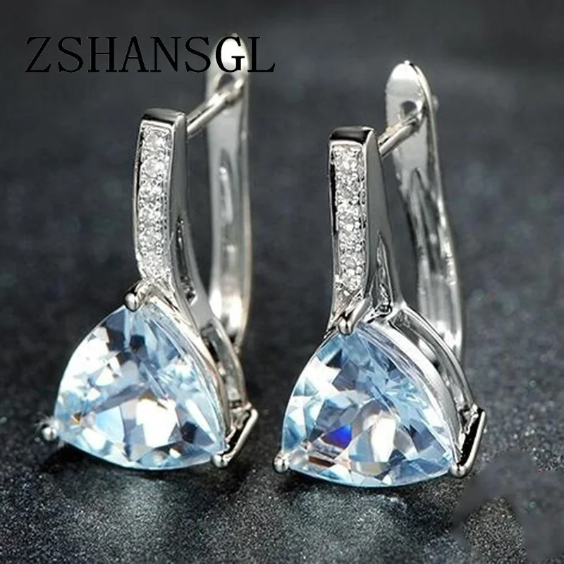 Женские серьги гвоздики серебристого цвета с светильник