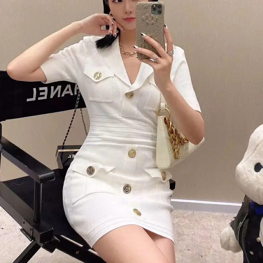 Женское трикотажное платье с V-образным вырезом коротким рукавом и металлической