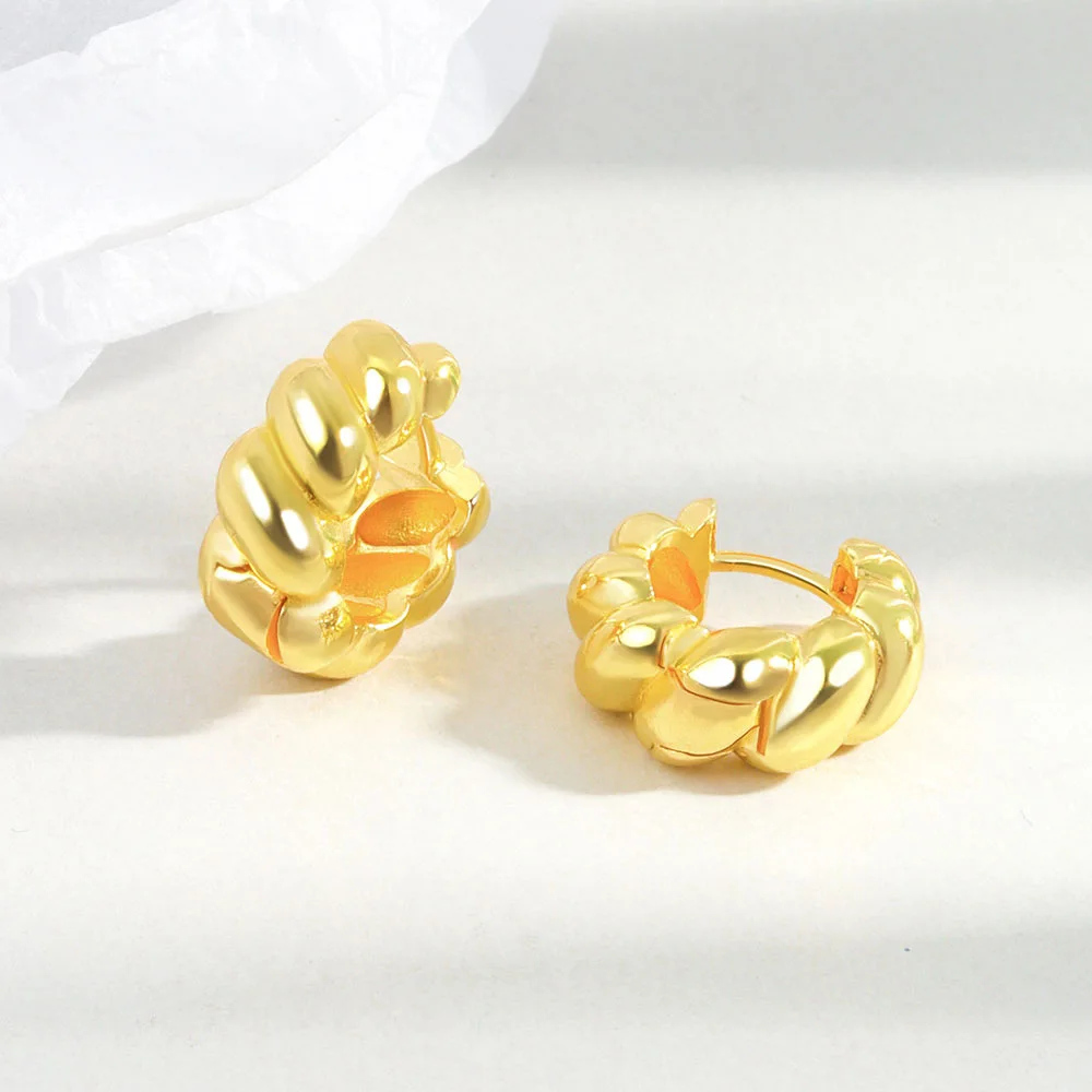 

Женские серьги-кольца с геометрическим узором