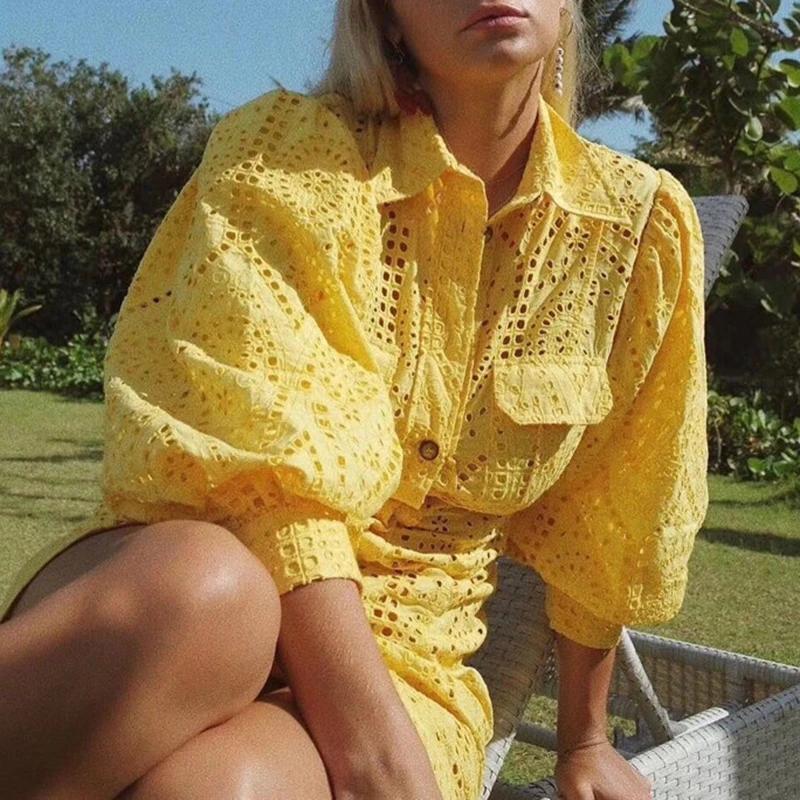 Платье мини TWOTWINSTYLE с отложным воротником и рукавами фонариками высокой талией