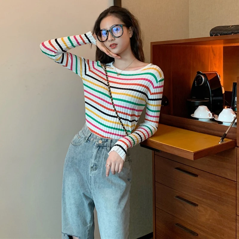 Женская трикотажная футболка в радужную полоску Повседневная облегающая с