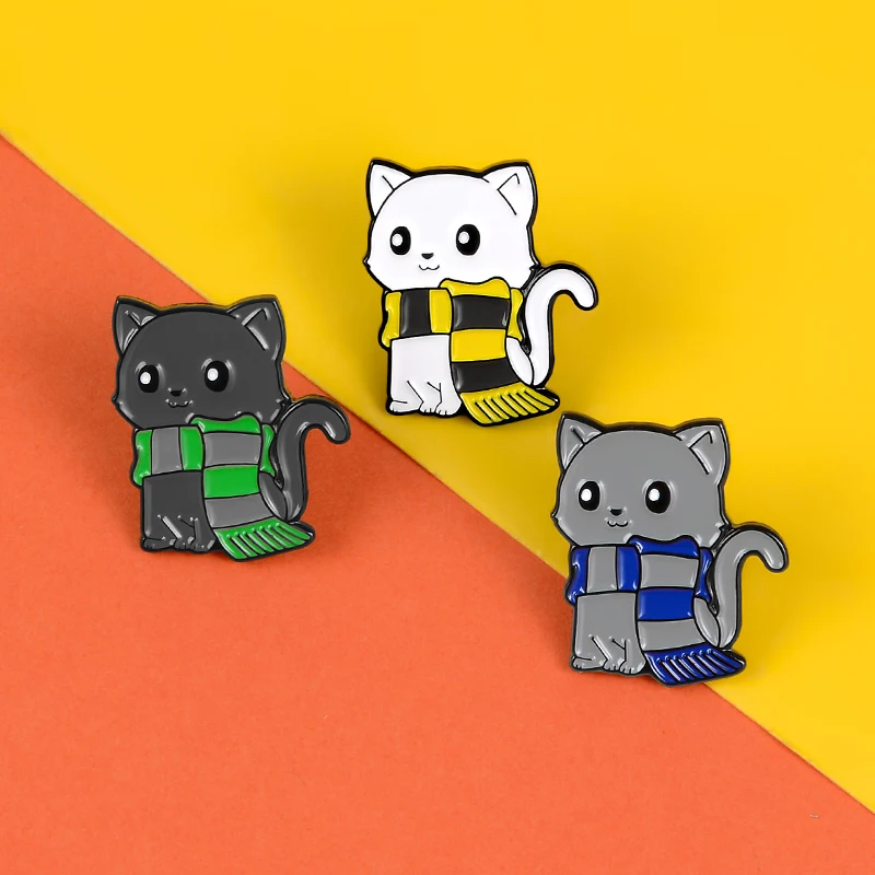 Эмалированная брошь для шарфа кота серого черного белого цветов в виде