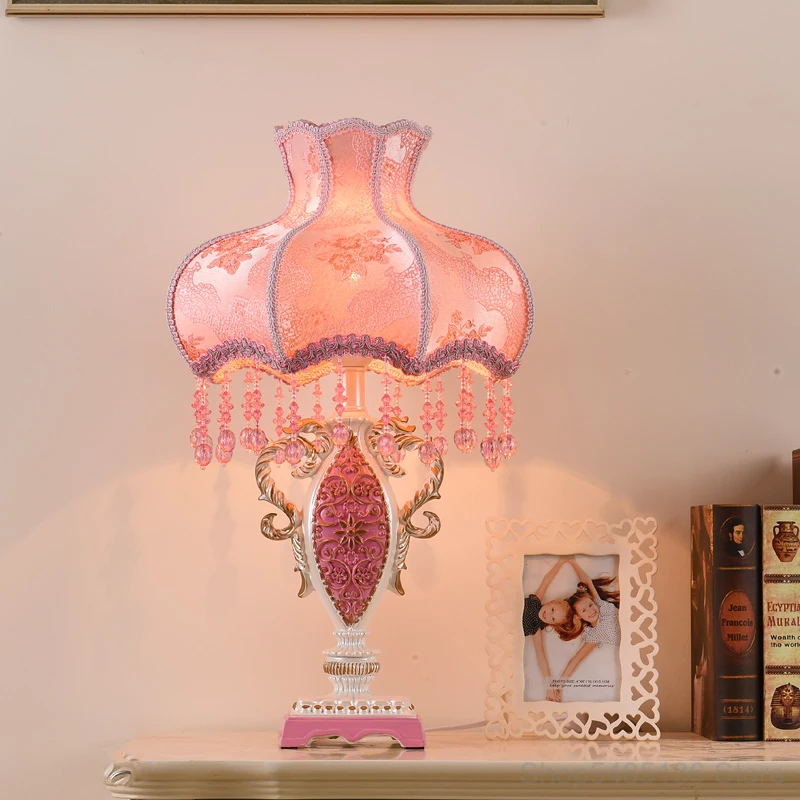 

Nordic смолы кружева Настольная лампа розовый Спальня прикроватные счетчик лампа Гостиная дома светильник ing подставка светильник Исследование украшения светильник Инж