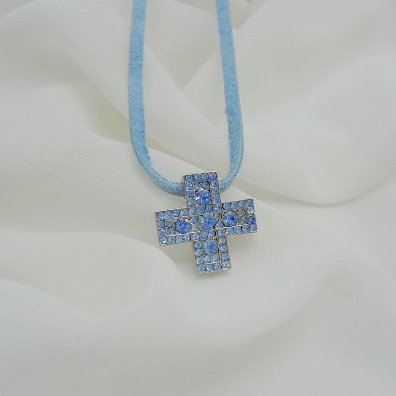 Ожерелье-чокер с подвеской в виде креста из синего кристалла плоской