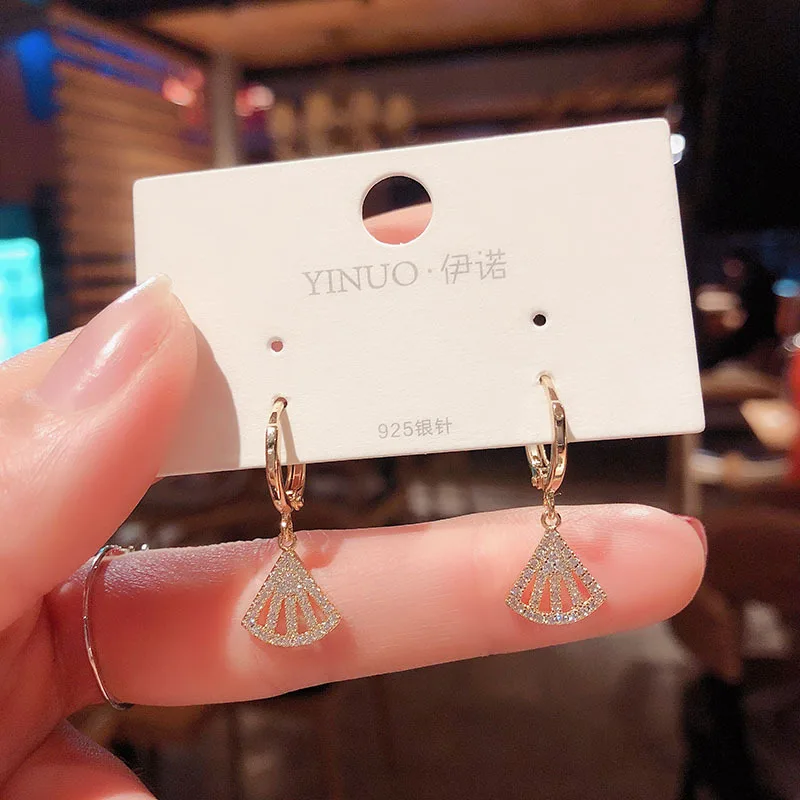 

Retro Simple Temperament Fashion Design Sense Fan-Shaped Earrings Personality Wild Ear Buckle Tide Earrings Women