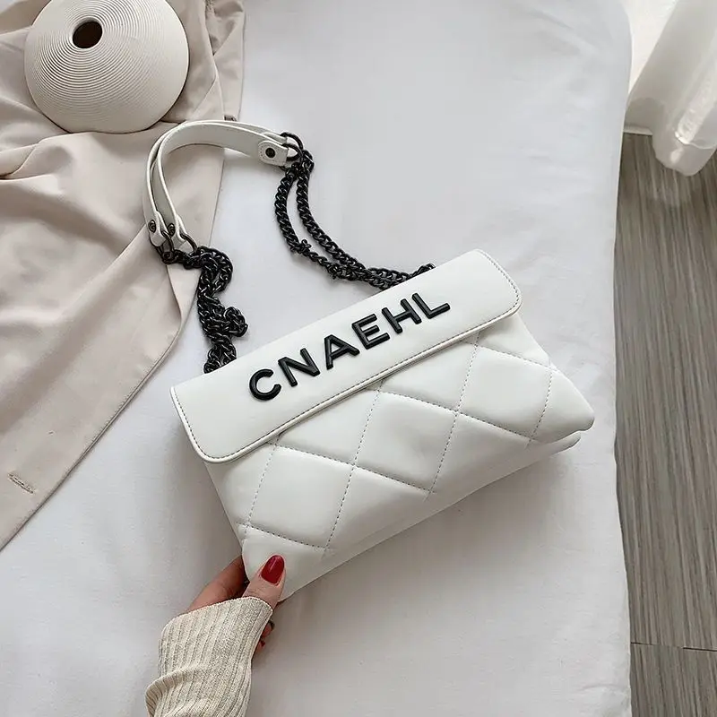 

Luxury Designer Crossbody Bag with Chains Diamond Lattice Shoulder Bag for Women Vegan Leather Handbag Black and White