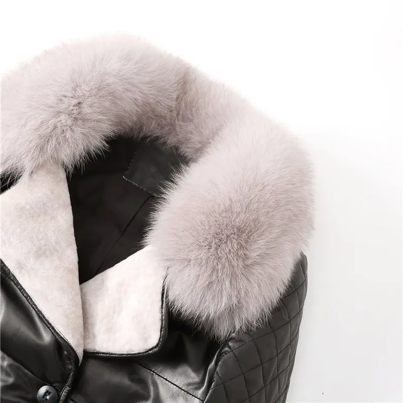 Пуховик женский из натуральной овечьей кожи с воротником лисьего меха в