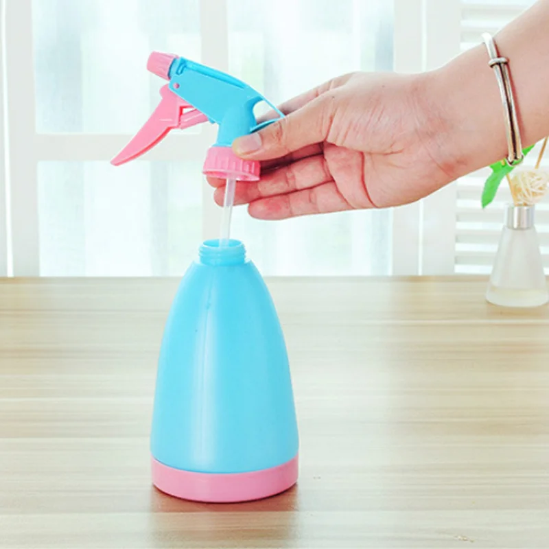 Совершенно новая пластиковая пустая бутылка-распылитель для воды карамельного