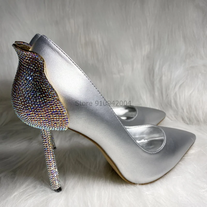 Брендовые женские туфли из лакированной кожи на высоком каблуке серебристые