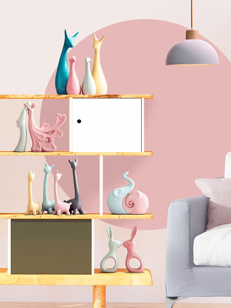 Современная розовая и зеленая керамическая статуя с животными оленем русалкой