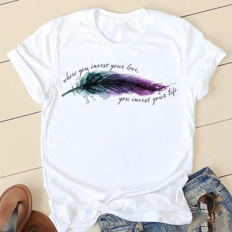 

Футболка женская с коротким рукавом, винтажная Модная Повседневная рубашка с принтом перьев, с надписью 90-х, топ с графическим рисунком