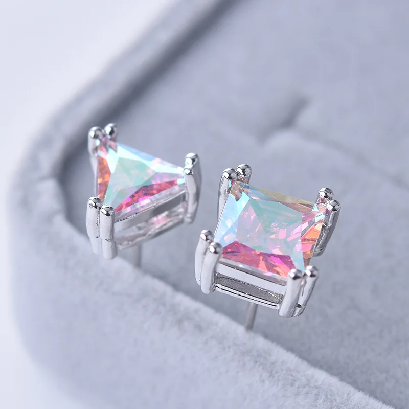 

Foydjew Simple Rainbow Square Simulation Diamond Zircon Four-claw Stud Earrings Men's and Women's Triangle All-match Ear Jewelry