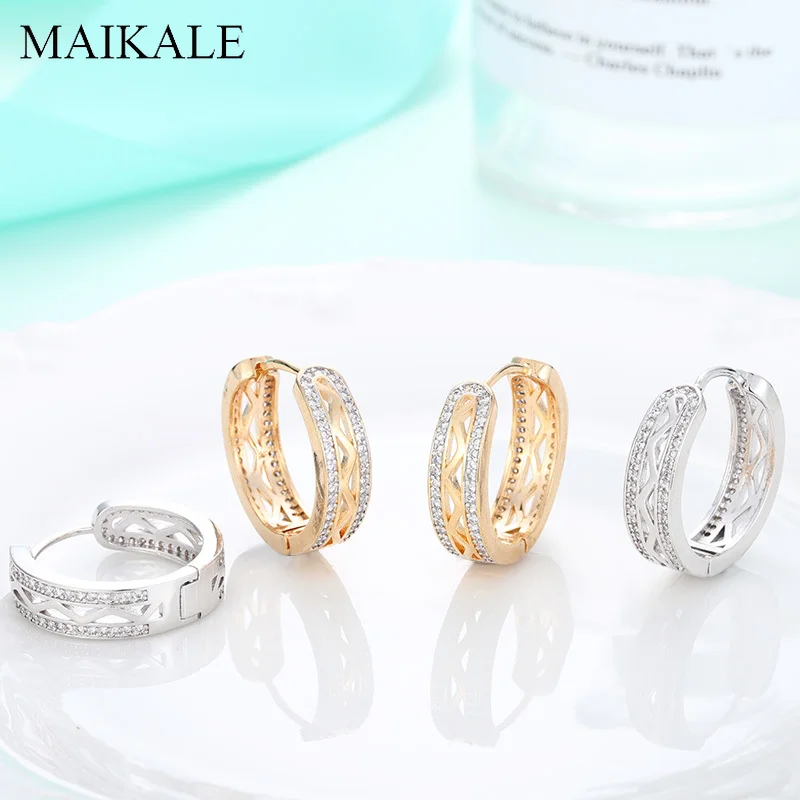 Женские серьги кольца MAIKALE круглые золотого цвета с отверстиями из циркония