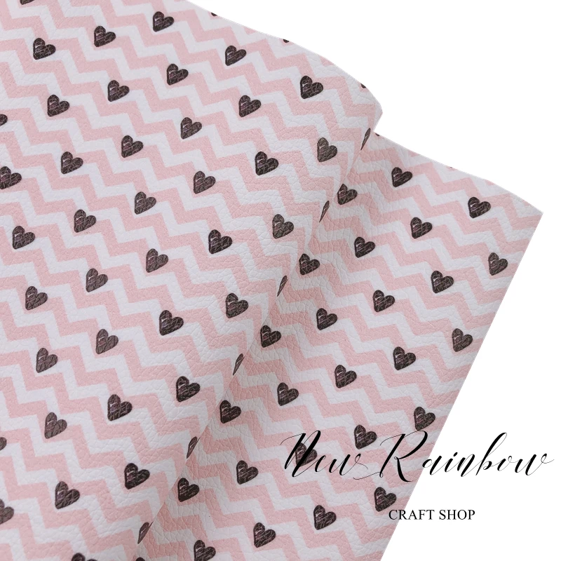 NewRainbow 30x13 8 см/рулон розовый шеврон с черными сердечками из искусственной кожи