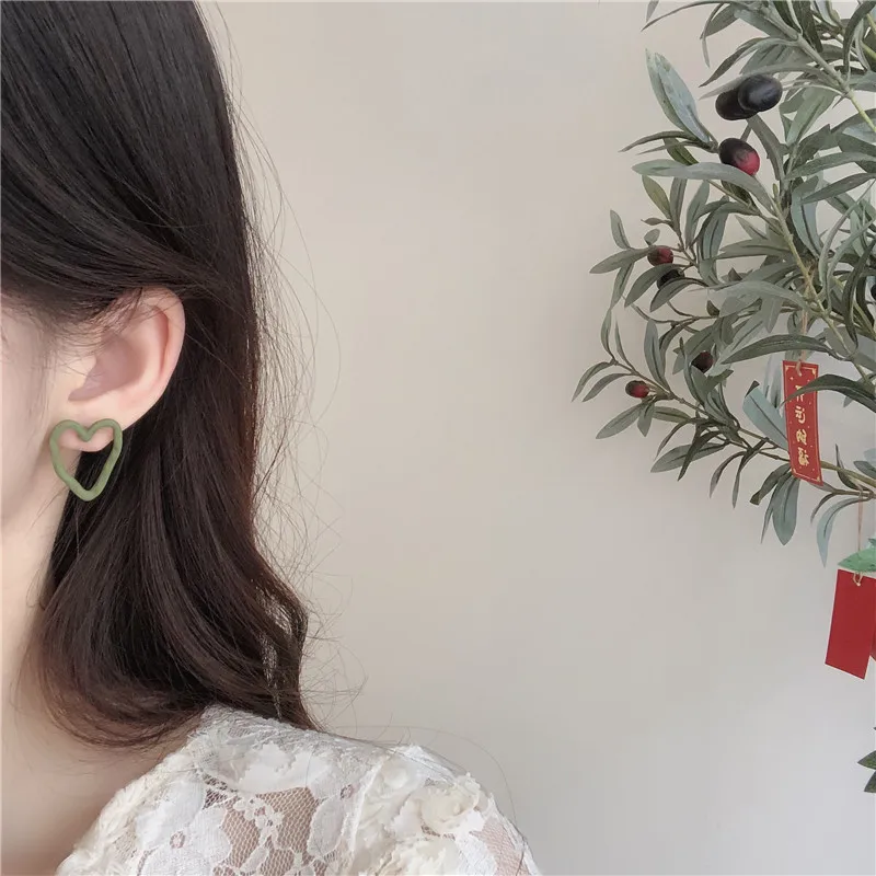 

2020 New Korean Vintage Earrings For Women Red Green Geometric Asymmetric Hollow Heart Earrings Cute Girl Fashion Jewelry
