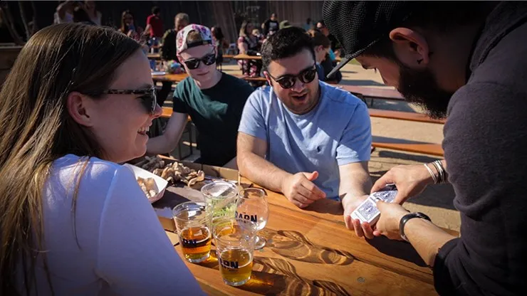 Плоский пакет от Jason Knowles Magic Tricks (мерцание и обучение) крупным планом иллюзии