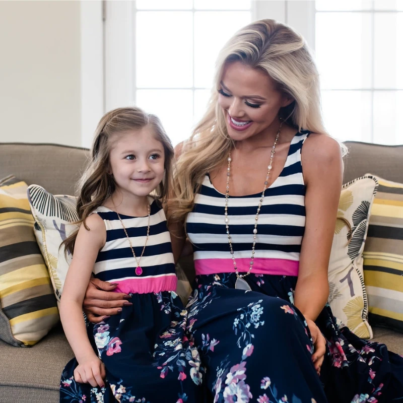 Одинаковые комплекты для семьи сарафан платье в полоску с цветочным принтом