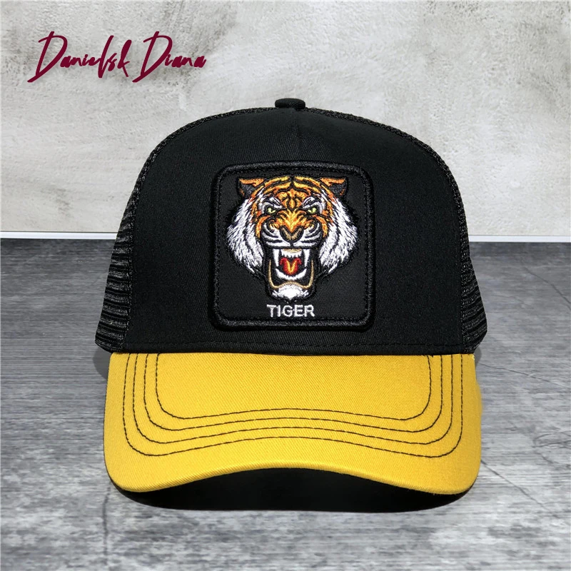 Модная бейсболка с желтым козырьком и клыками | Аксессуары для одежды