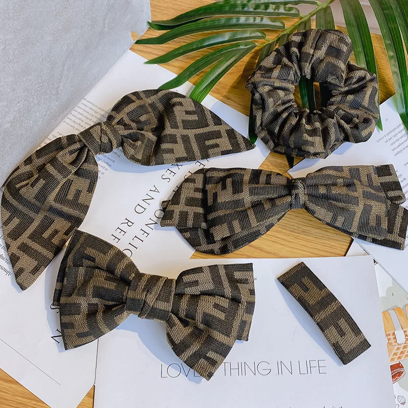 

Net Red Light Luxury Retro Hand-Wrapped Letter Headband Ins Wild Cloth Clip Hair Out Fashion Headband Headwear Korea