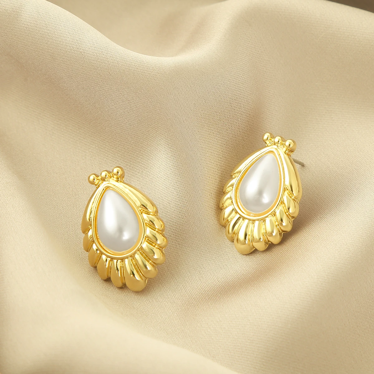 

New Bohemia Pearl Drop Earrings Metal Boutique Gold Earrings Luxury Dangle Earing For Women Fashion Jewelry Party Gift