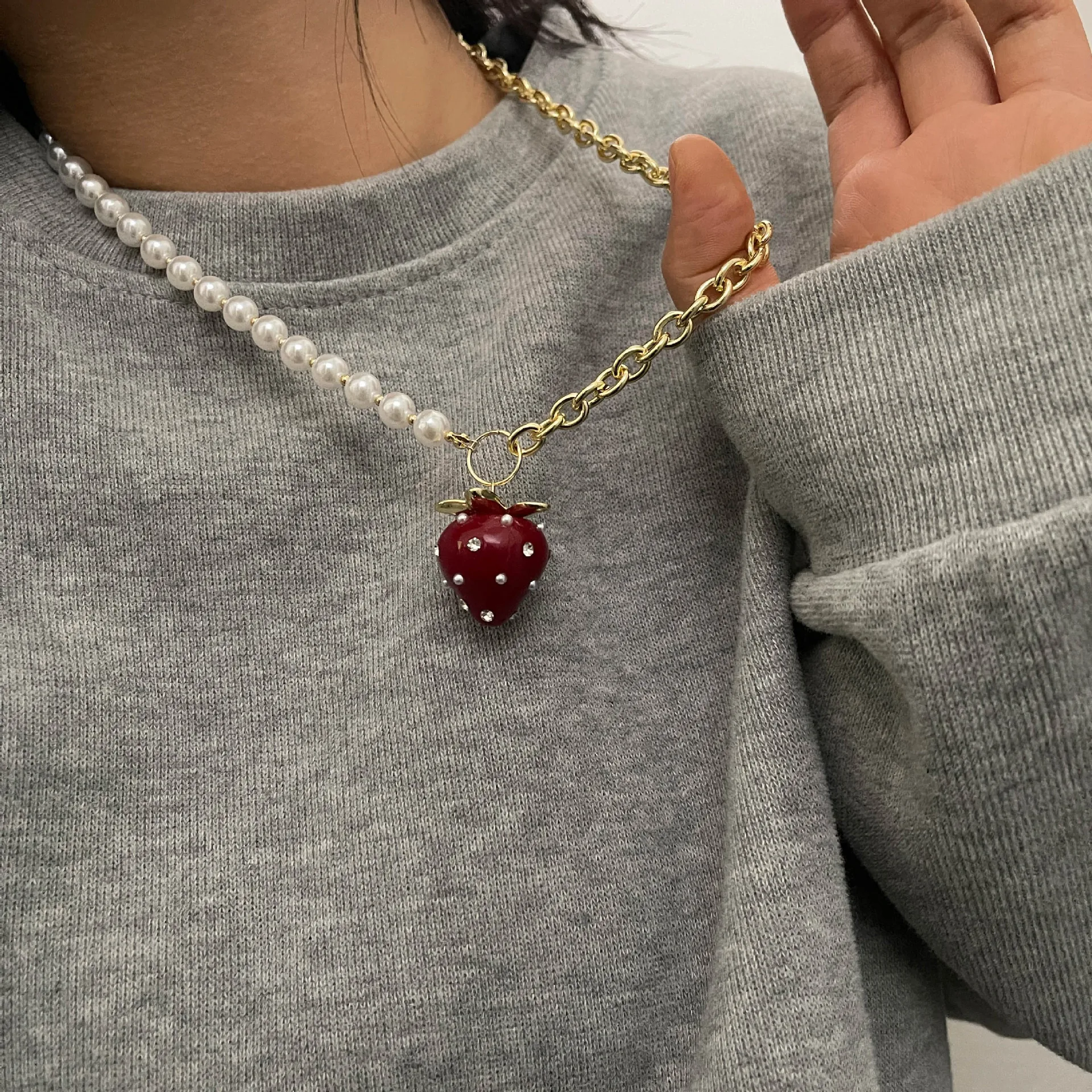 Ожерелье с клубничным жемчугом Модный милый Асимметричный чокер фруктами для
