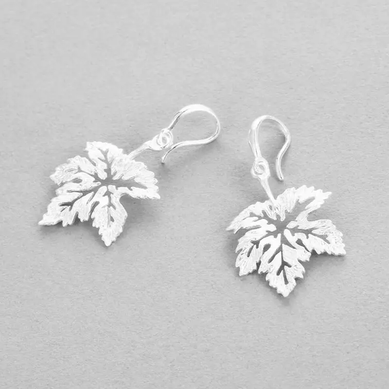 Женские ажурные серьги с кленовыми листьями большие серебряные из 100%