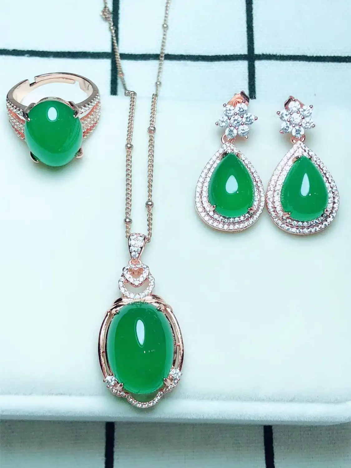 Набор из трех предметов серебра 925 пробы с натуральным изумрудом | Украшения и