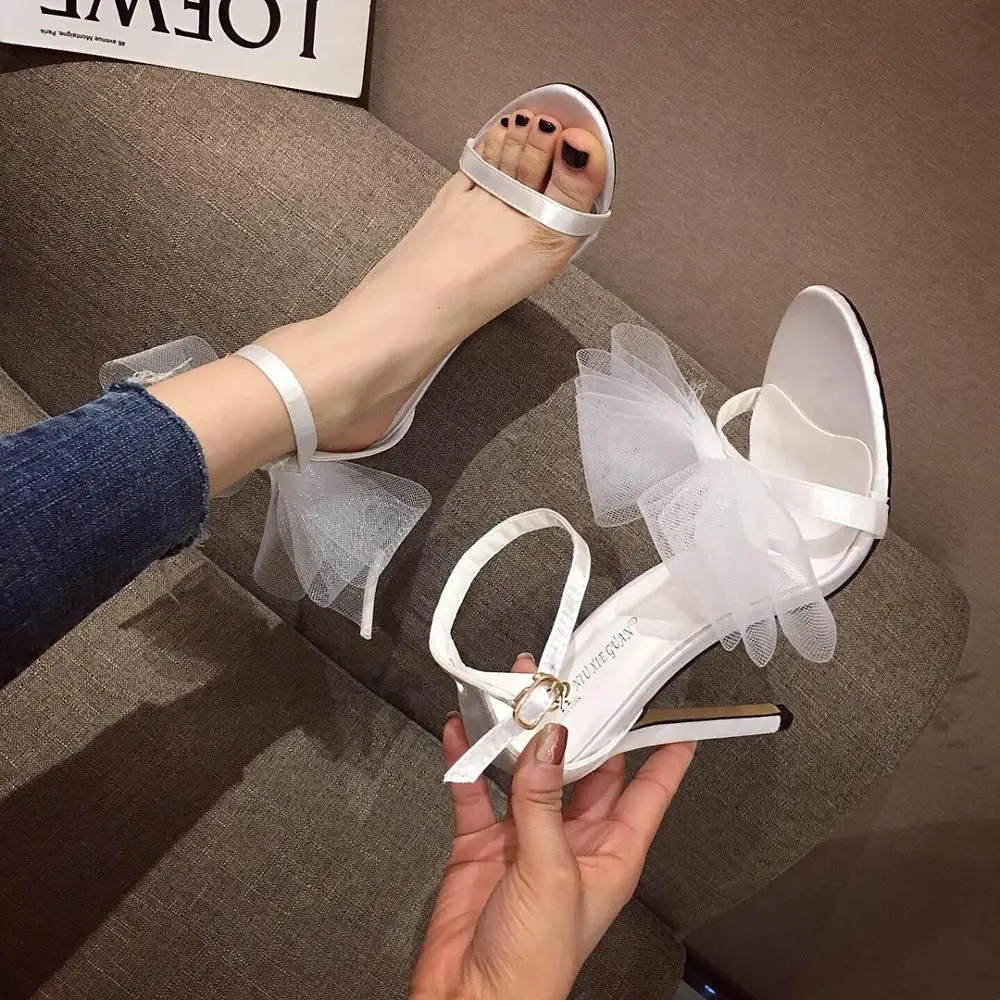 Босоножки женские на высоком каблуке с острым носком пряжкой и большим бантом |