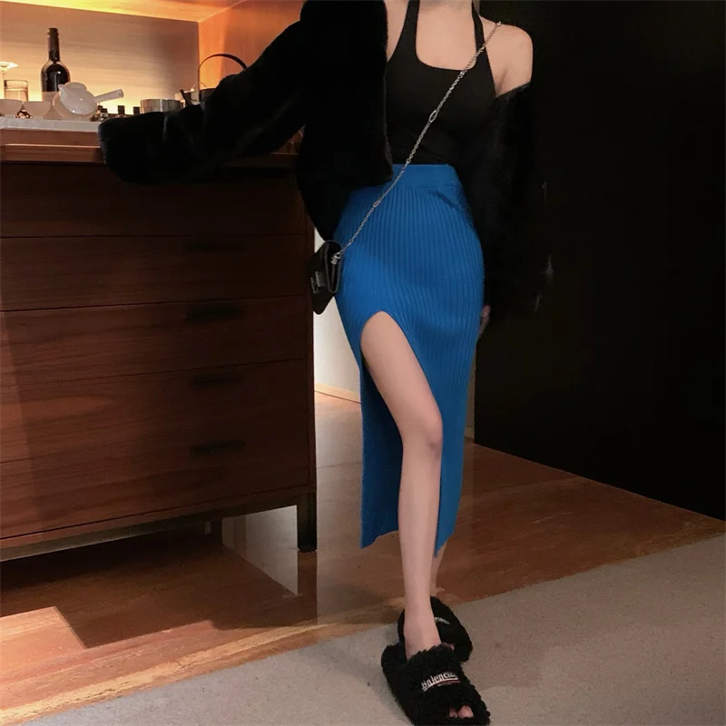 

Женская трикотажная юбка с высокой талией и глубоким разрезом