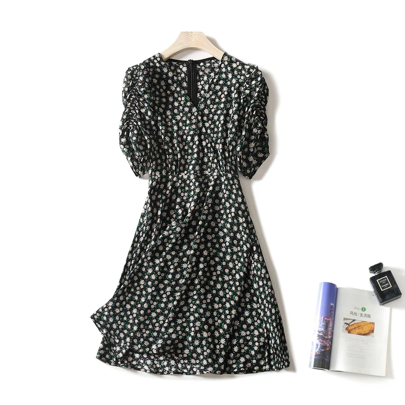 

Женское платье из шелка тутового шелкопряда с V-образным вырезом