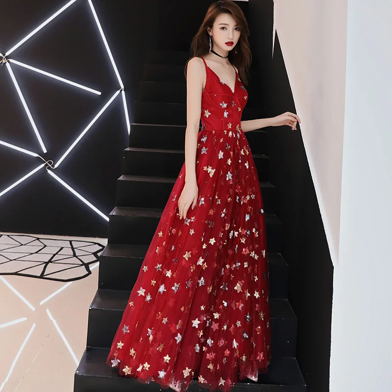 Вечерние платья в пол бордового цвета с блестящими звездами и v образным вырезом