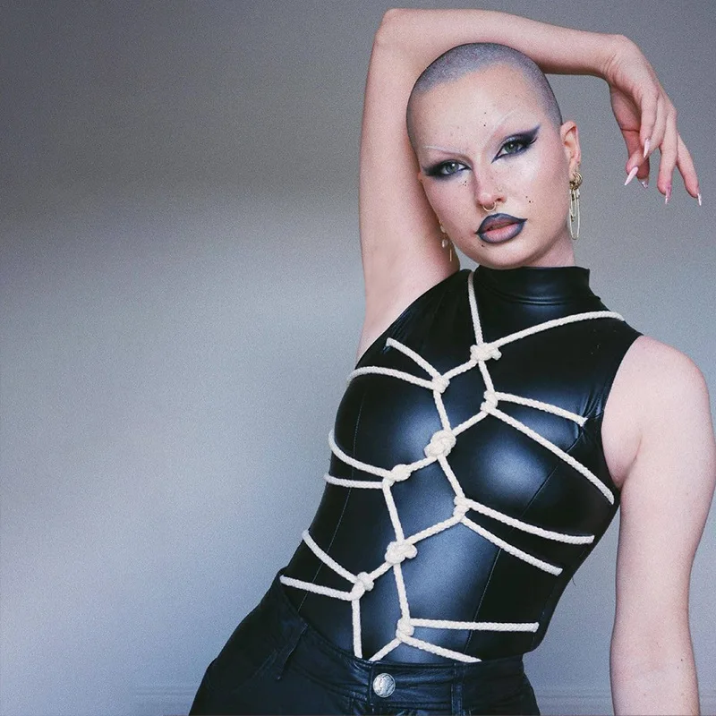 Женское облегающее боди из экокожи черное без рукавов на молнии сзади