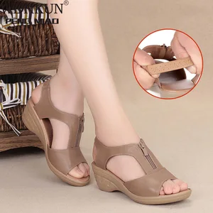 Сандалии женские кожаные на платформе, босоножки на высокой танкетке, повседневная однотонная обувь на молнии, большие размеры 35-41, лето