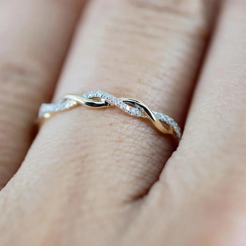 Женское кольцо из розового золота и серебра обручальное с фианитами | Украшения