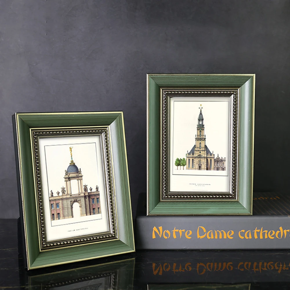 Деревянная старинная зеленая скошенная фоторамка с бисерной каймой для