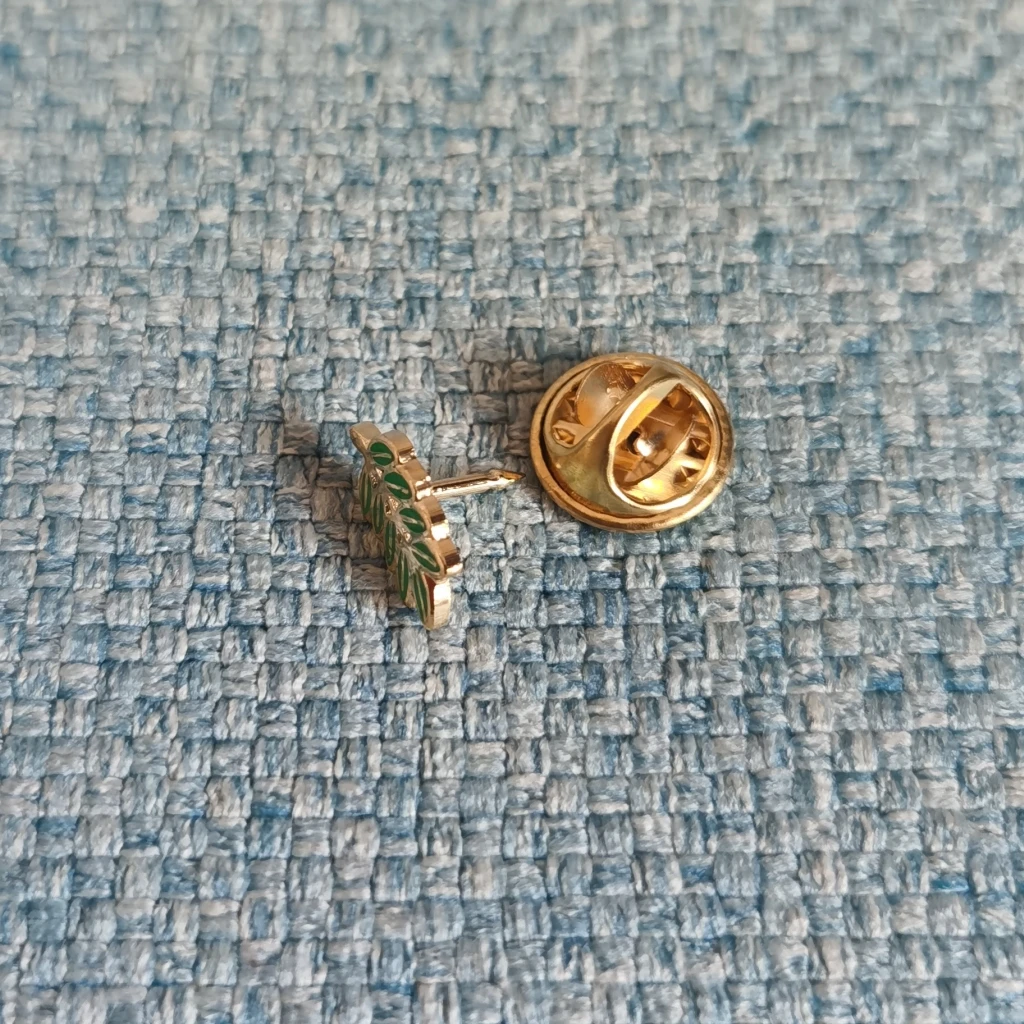 Маленький лацкан с масонскими листьями Сувенирный значок из акации | Дом и сад