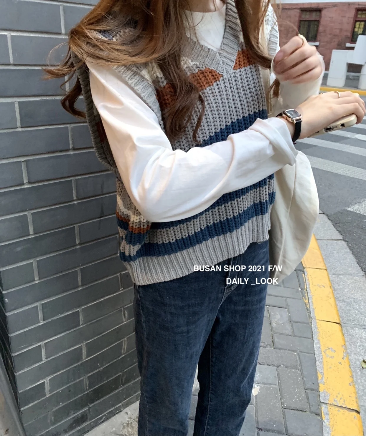 Женский дизайнерский вязаный жилет в полоску на весну и осень новый стильный