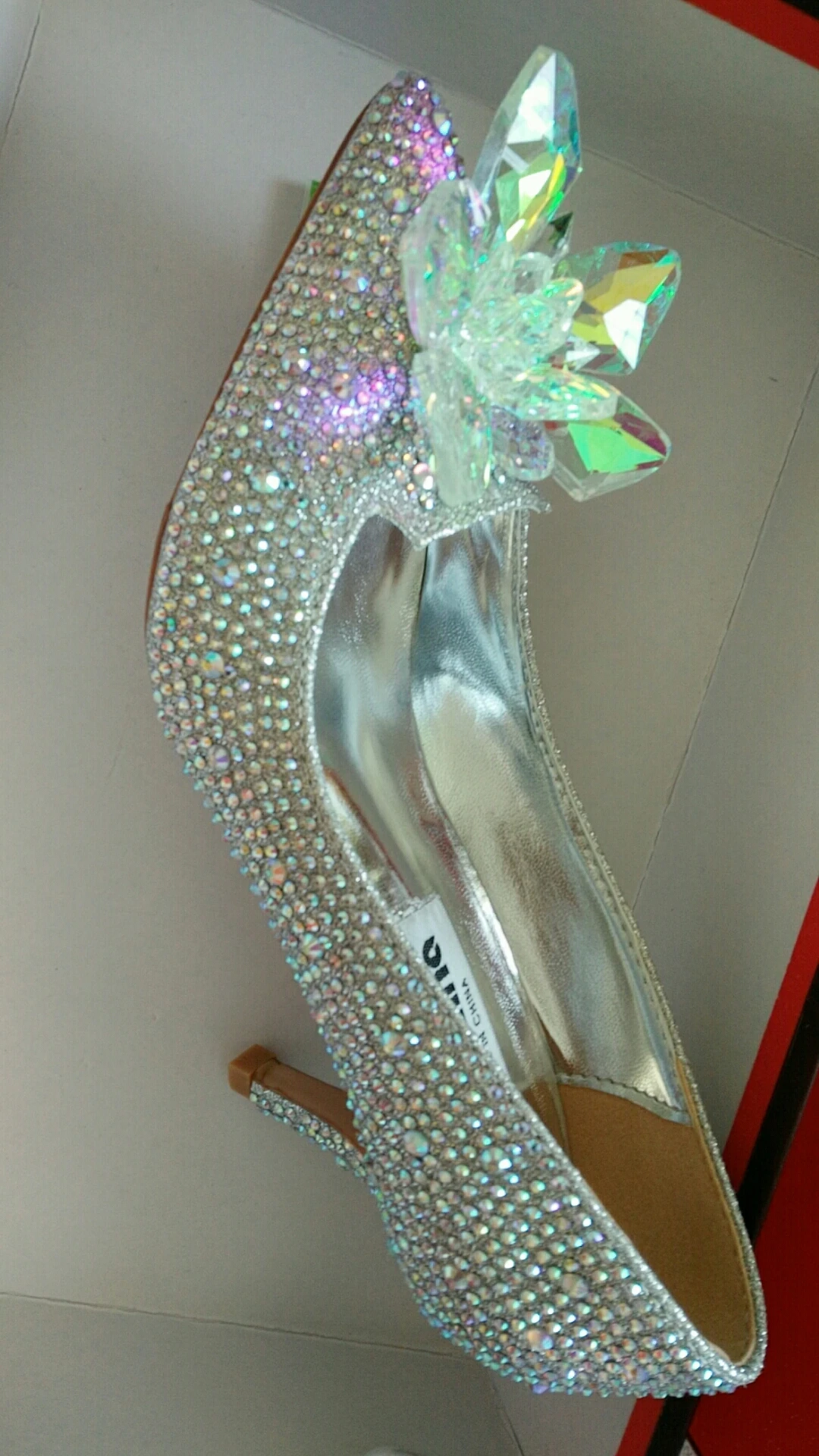 Новинка туфли Золушки с кристаллами на каблуке женские пикантные острым носком