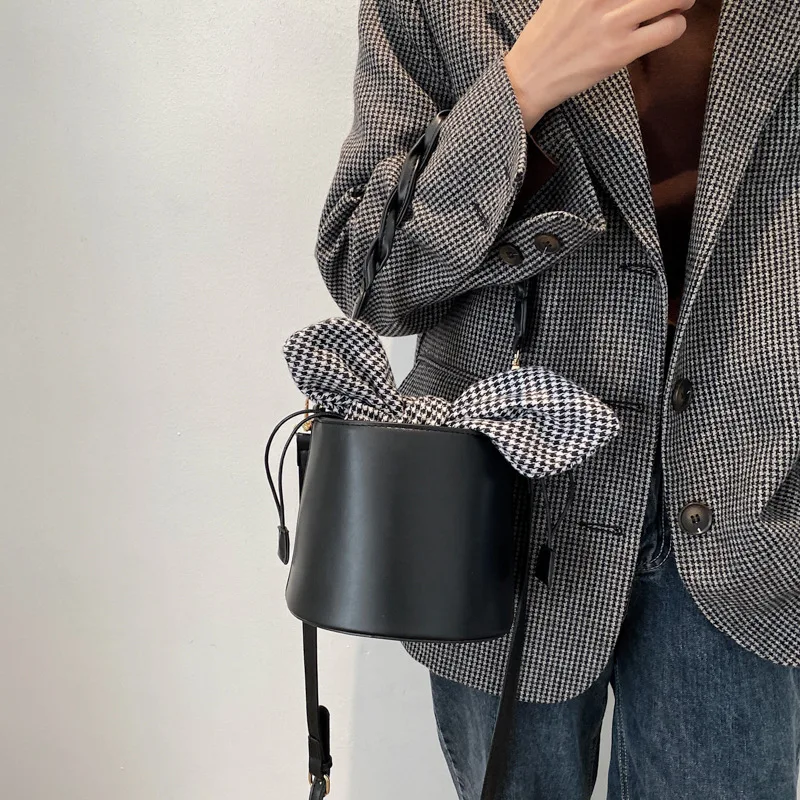 

Simple Solid Color Bucket Bag Drawstring Sweet Shoulder Handbags For Women 2021 PU Leather Cross Body Bag Designer Bags Purses